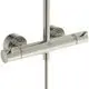 Duschsystem von Ideal Standard mit einem modernen Thermostat. Es sind Bedienelemente zur Temperatur- und Wassermengenregelung sichtbar. Kombiniert mit einem Handbrausekopf.